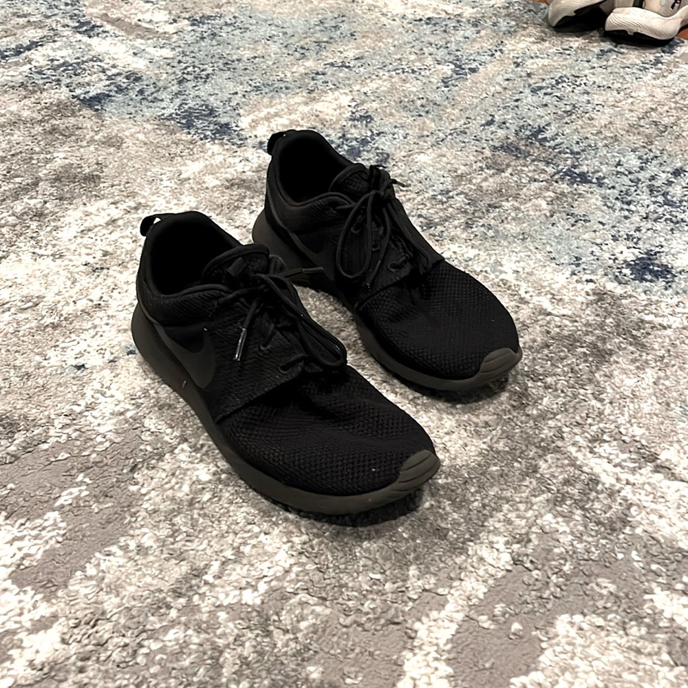 Men Nike roshe sneakers size 8.5